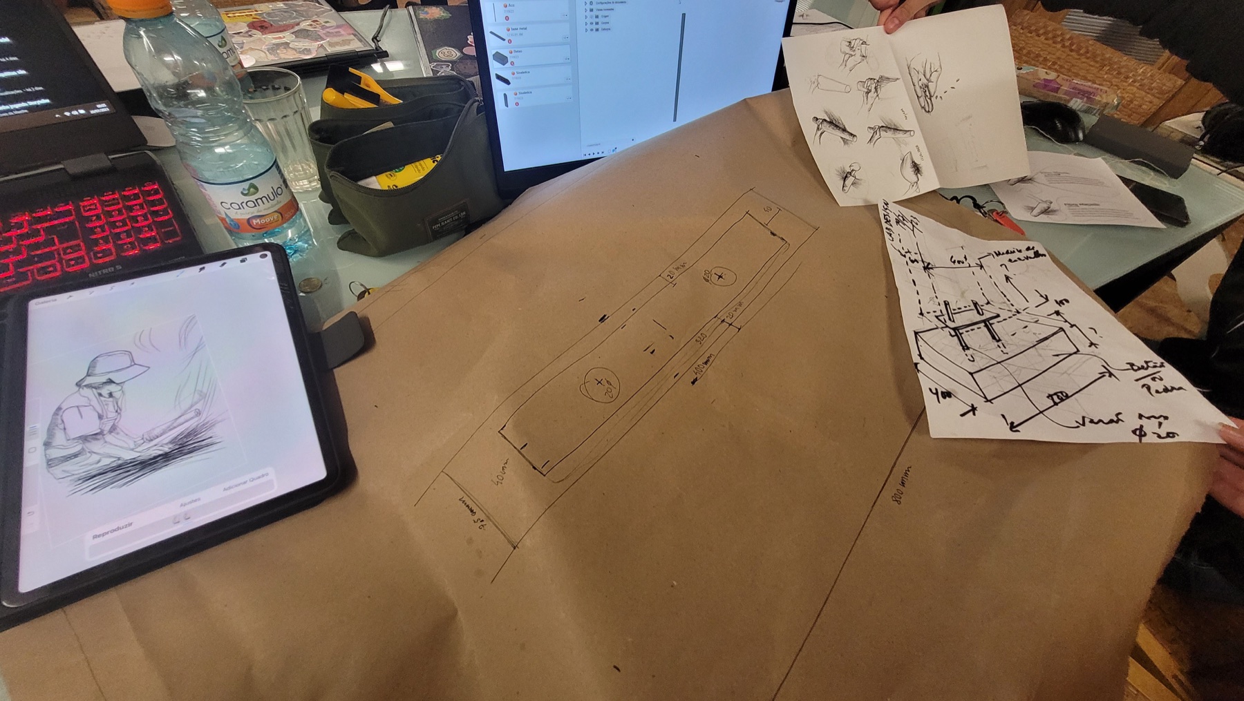 Desenhos, computadores e protótipos em desenvolvimento na Oficina Digital