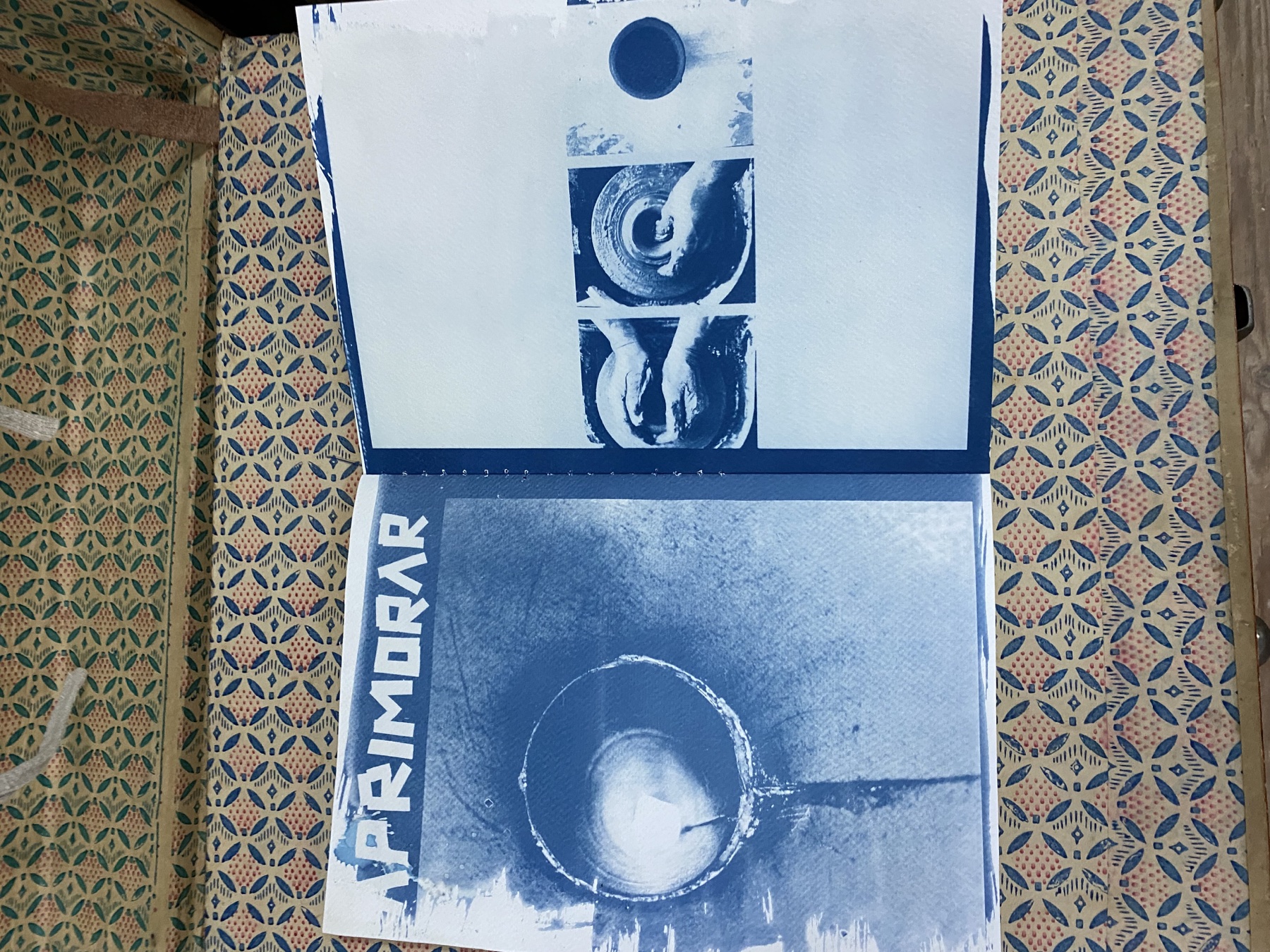 Caderno experimental com impressões gráficas em azul